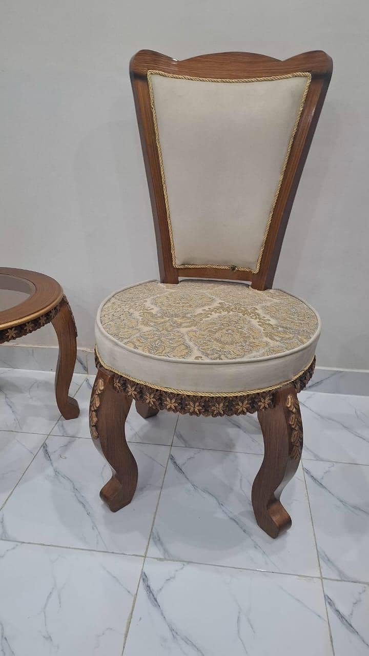 2 chairs with table 0