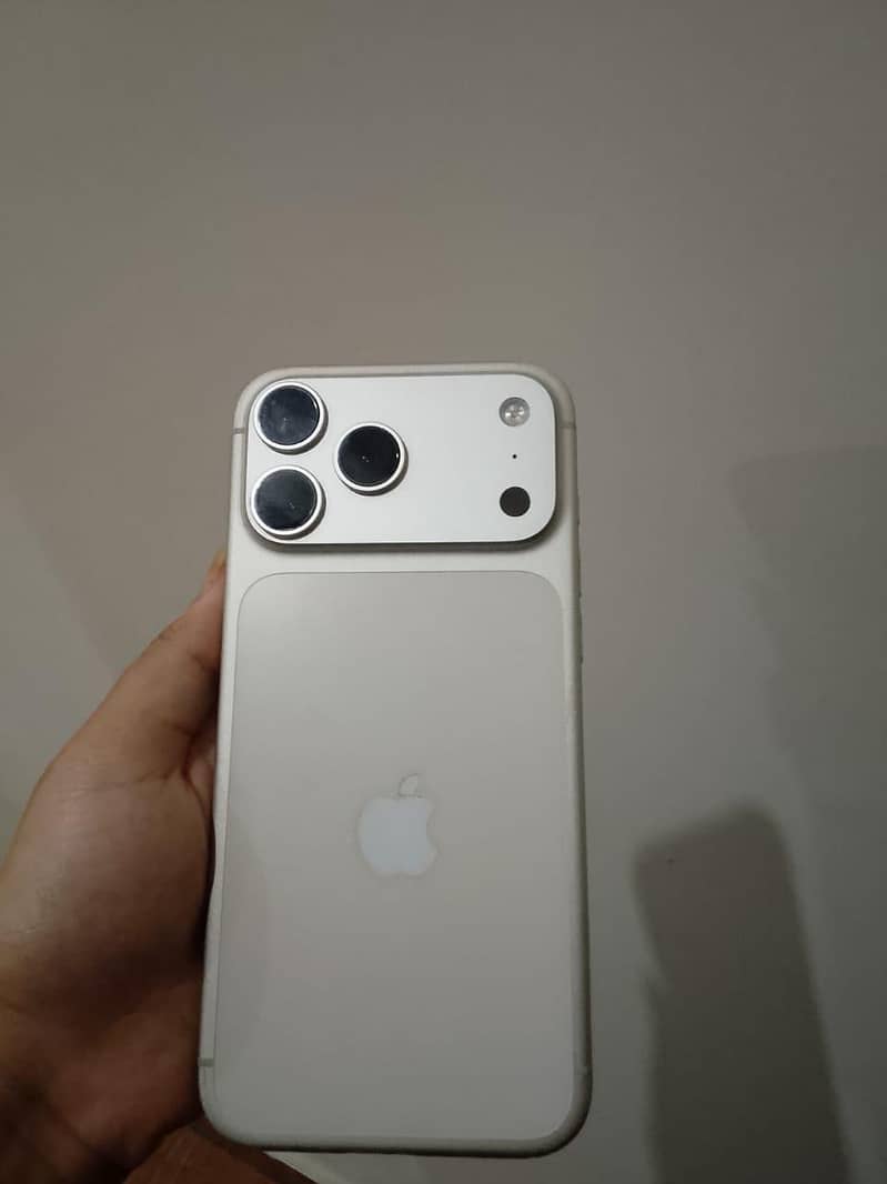 Apple iPhone 17 Pro Max 4