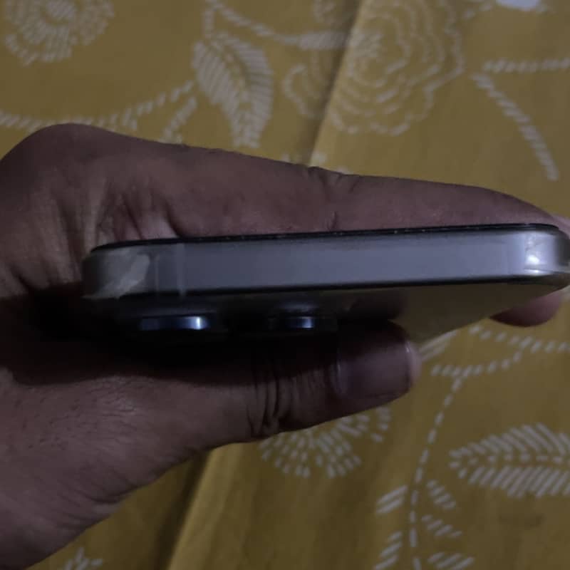 Apple iPhone 15 Pro Max 9