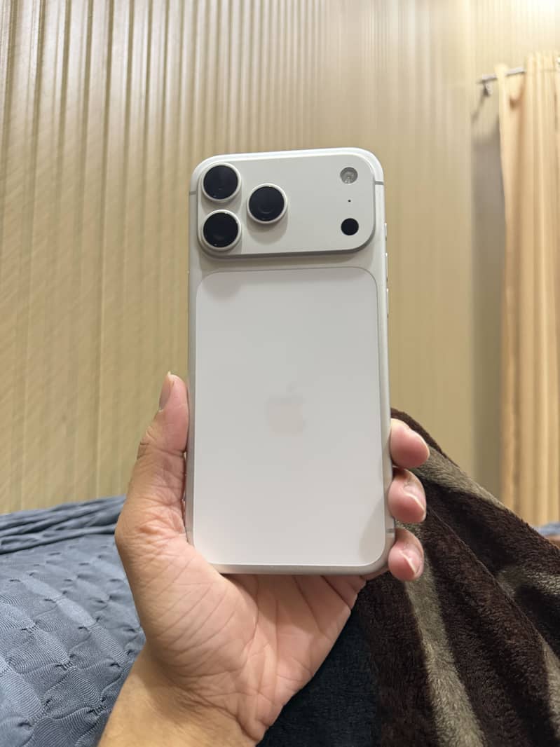 Apple iPhone 17 Pro Max 4