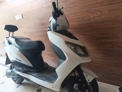 metro thril for sale without battery sirf charger or scooty mila gi