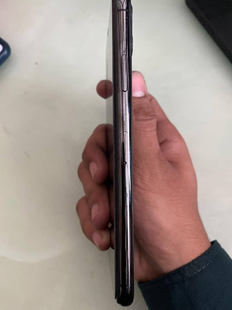 Apple iPhone 11 Pro Max 2