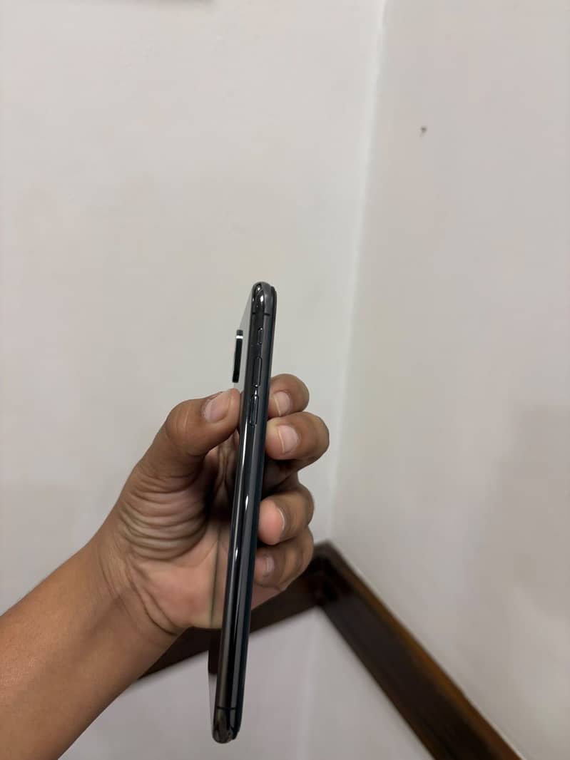 Apple iPhone XS Max 3