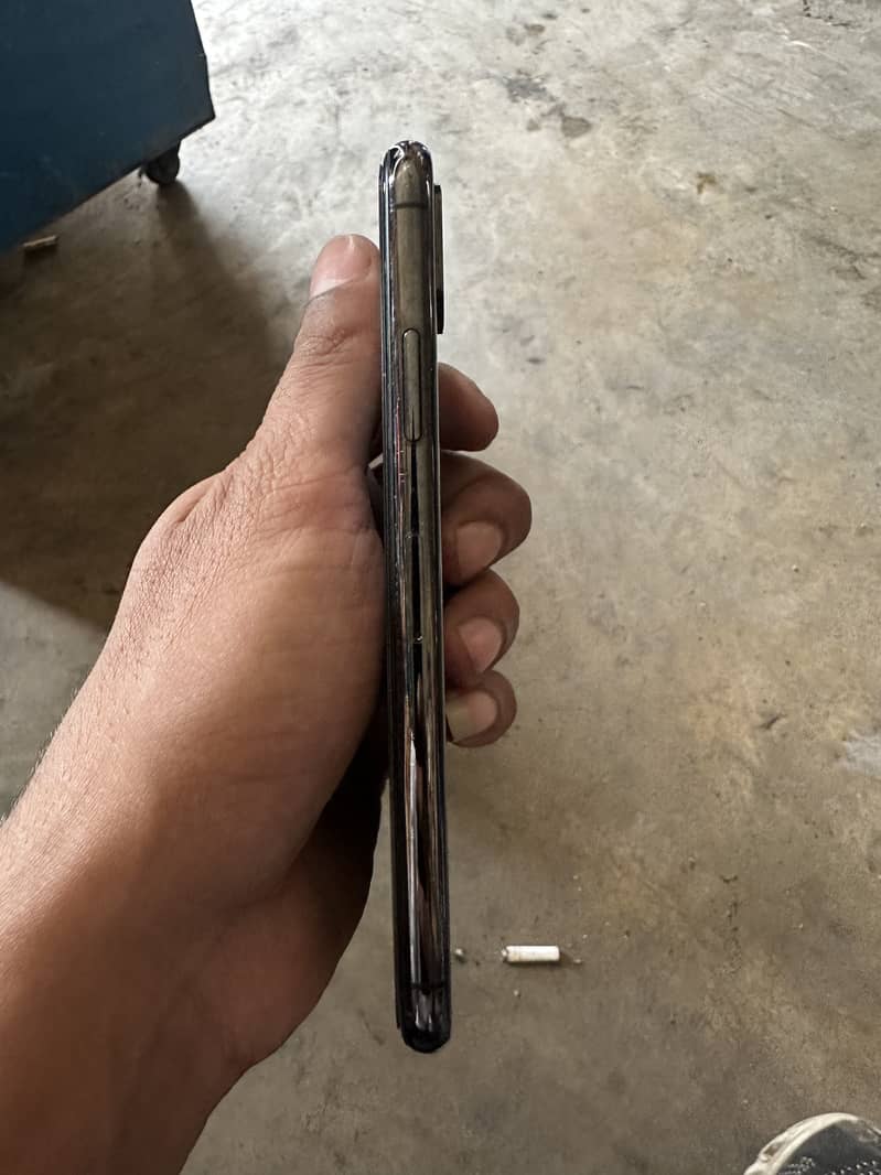 Apple iPhone X 4