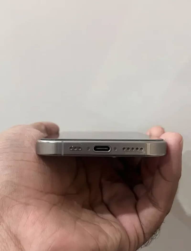 Apple iPhone 16 Pro 2