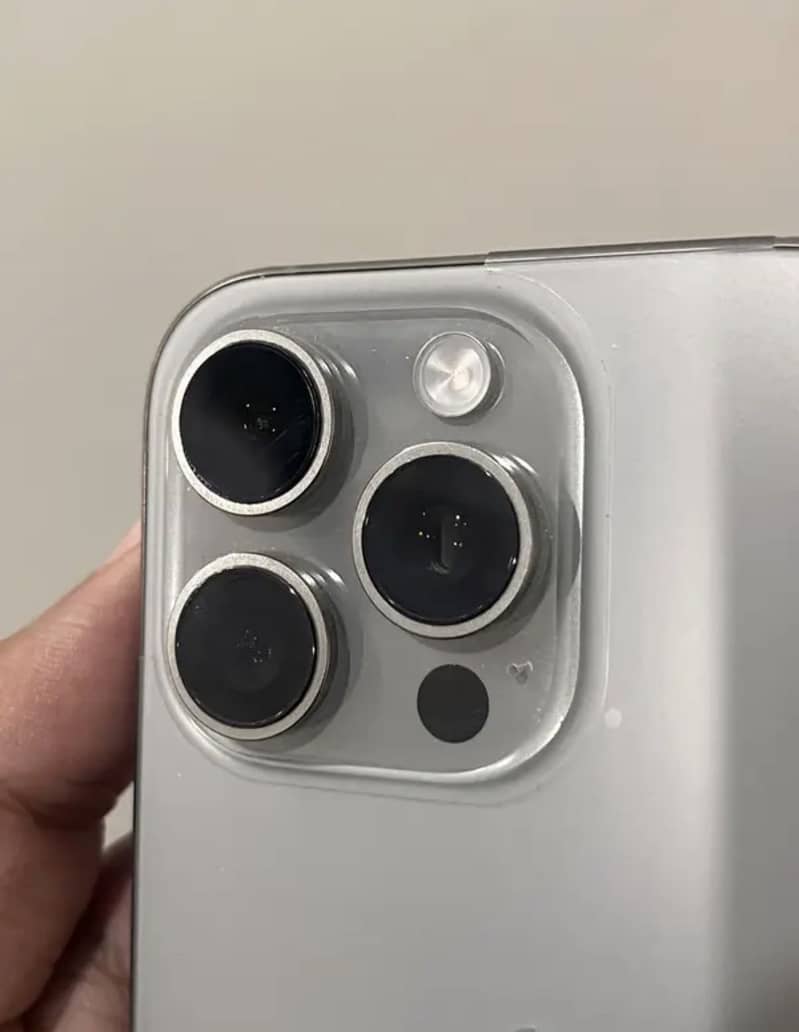 Apple iPhone 16 Pro 3