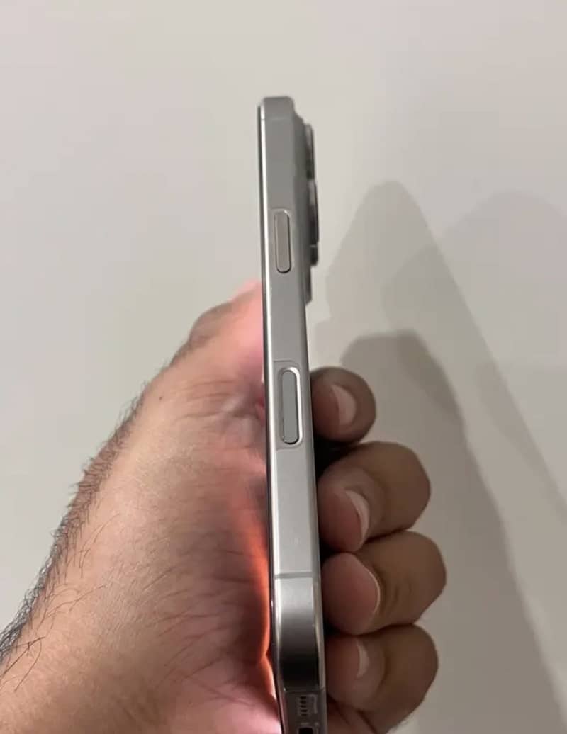 Apple iPhone 16 Pro 4
