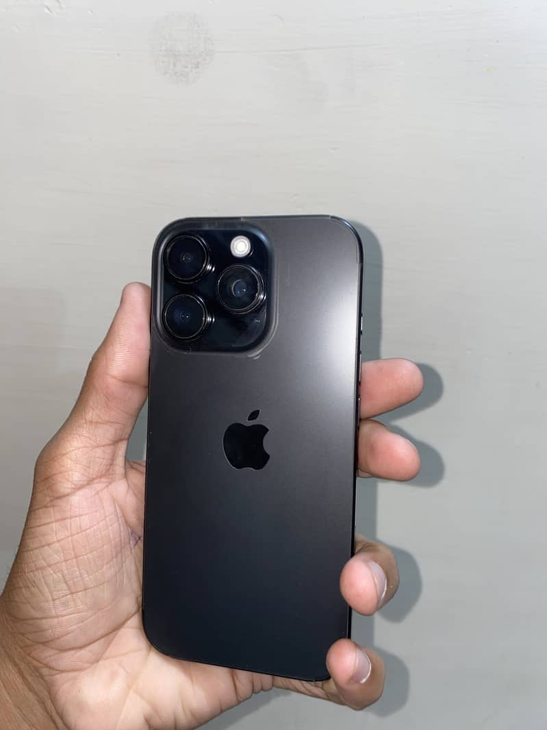 Apple iPhone 16 Pro 1