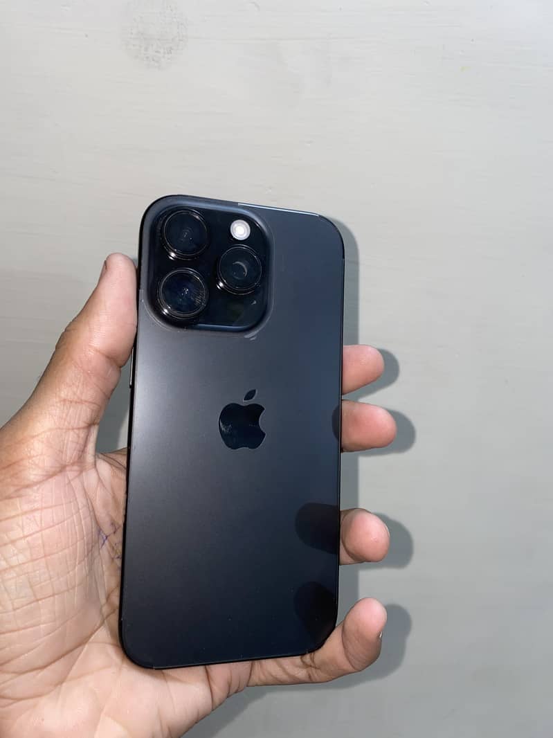 Apple iPhone 16 Pro 3