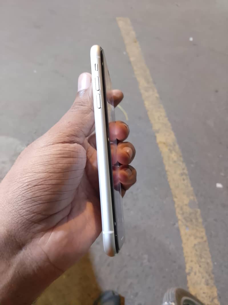 Apple iPhone 11 3