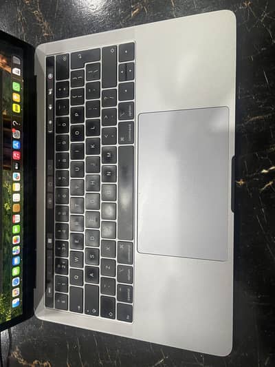 MacBook Pro 2019 Touch Bar i7 16gb ram 512gb SSD