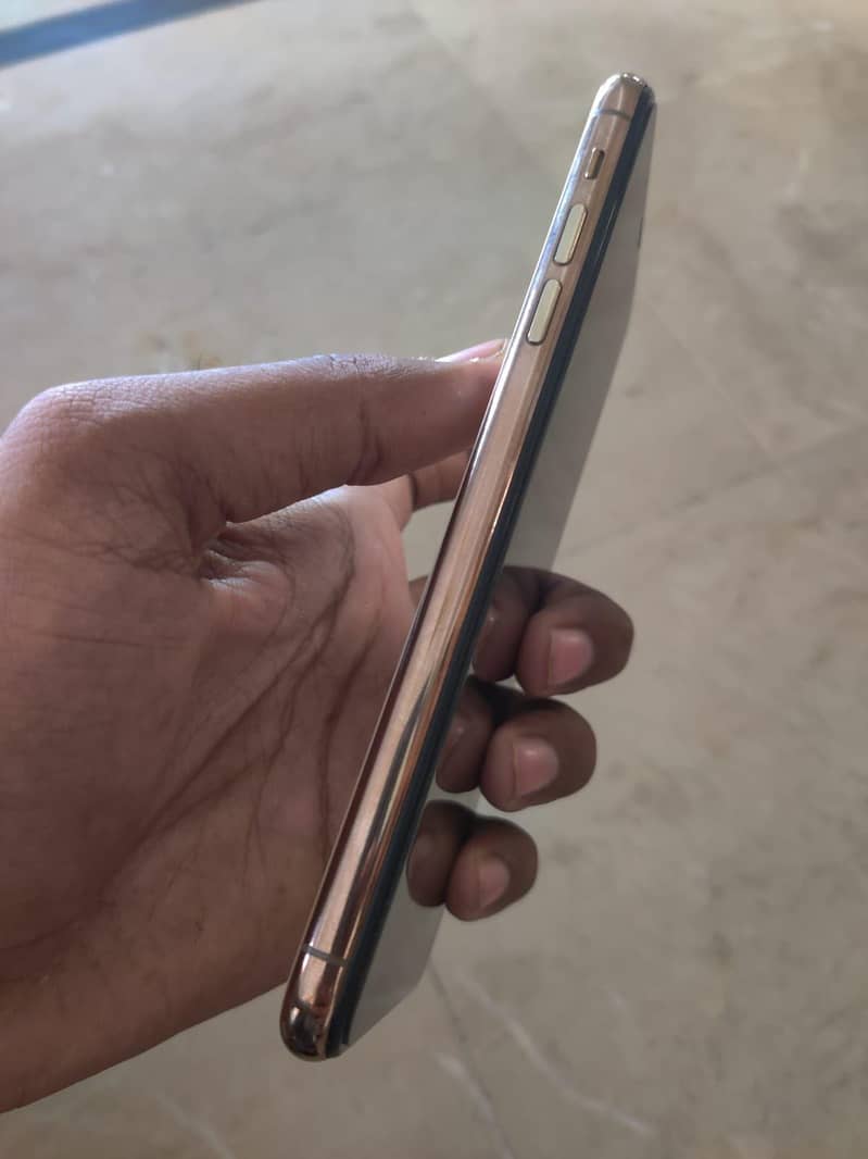 Apple iPhone 11 Pro Max 4