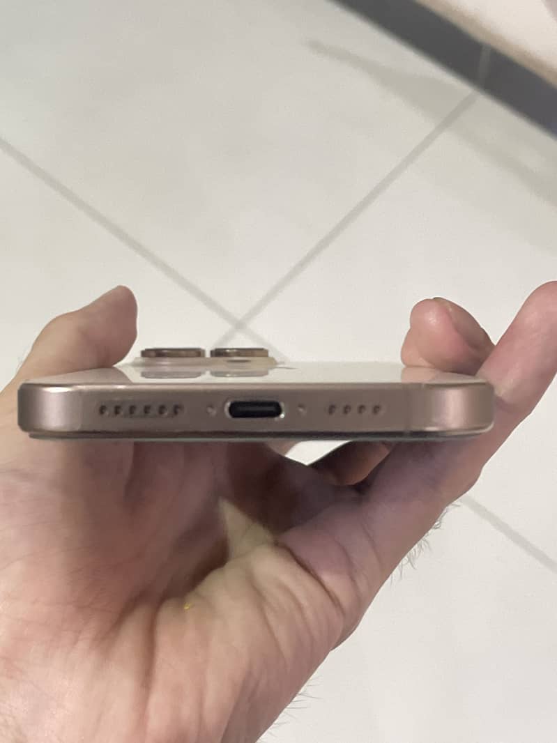 Apple iPhone 16 Pro Max 2