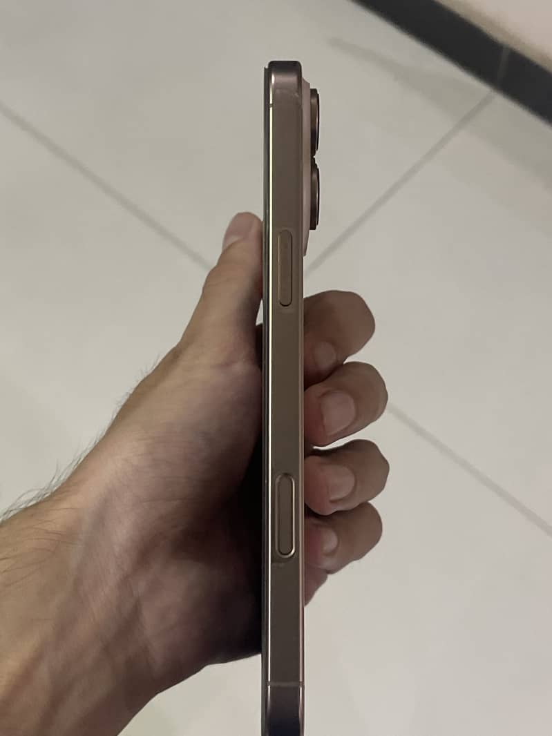 Apple iPhone 16 Pro Max 3