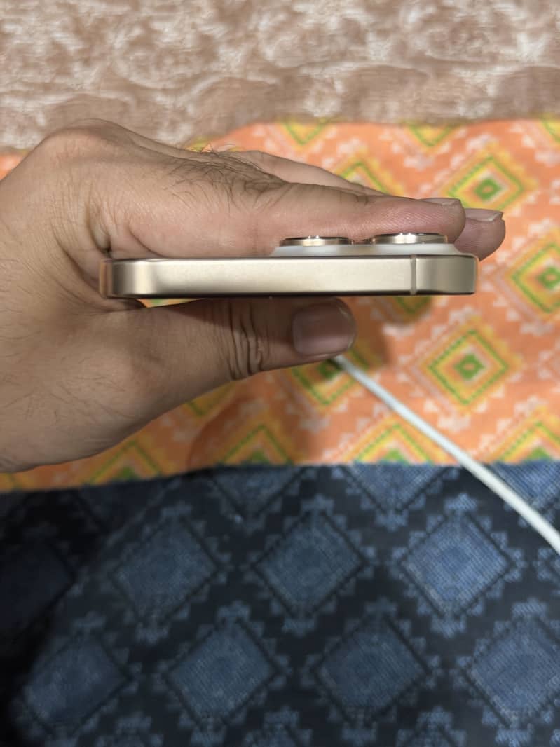 Apple iPhone 16 Pro Max 4