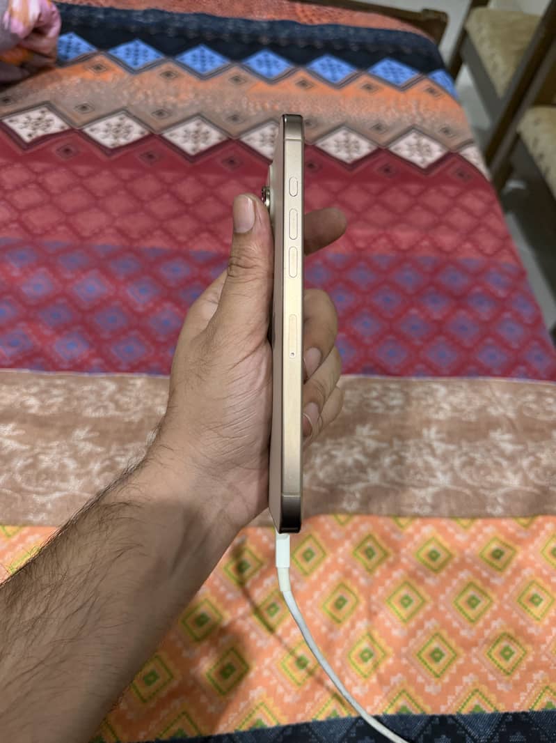 Apple iPhone 16 Pro Max 6