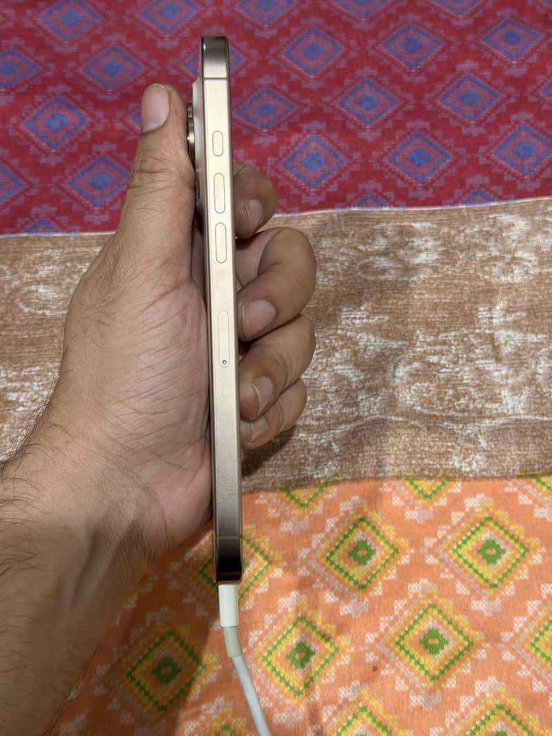 Apple iPhone 16 Pro Max 9