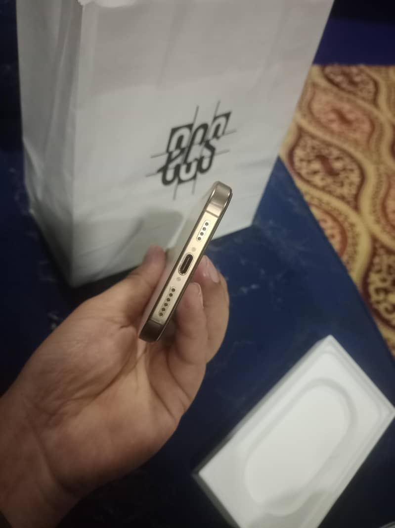 Apple iPhone 16 Pro Max 2