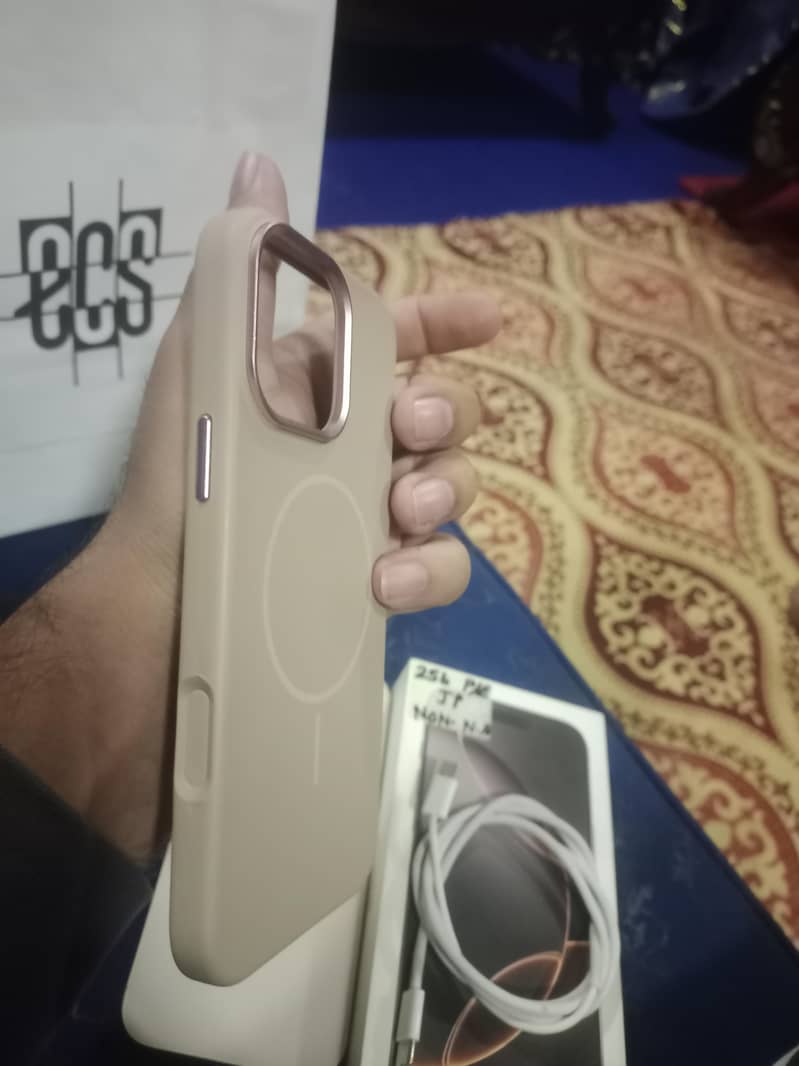 Apple iPhone 16 Pro Max 9