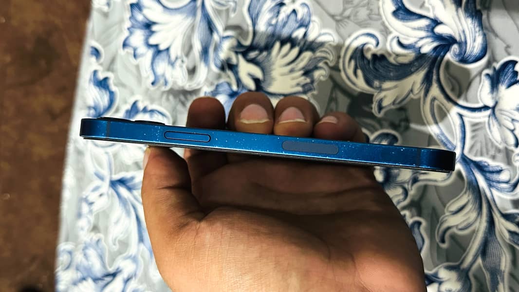 Apple iPhone 12 4
