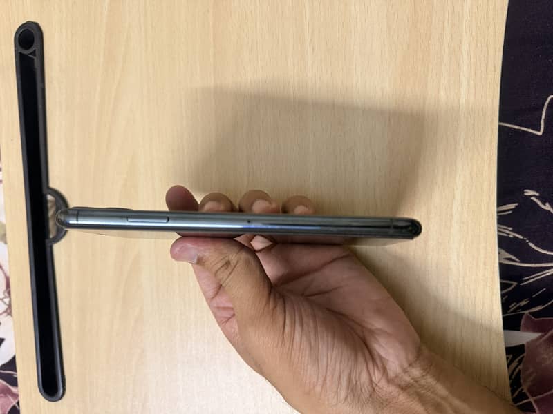 Apple iPhone 11 Pro Max 4