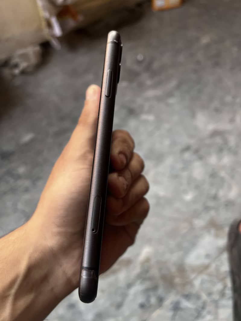 Apple iPhone 11 4