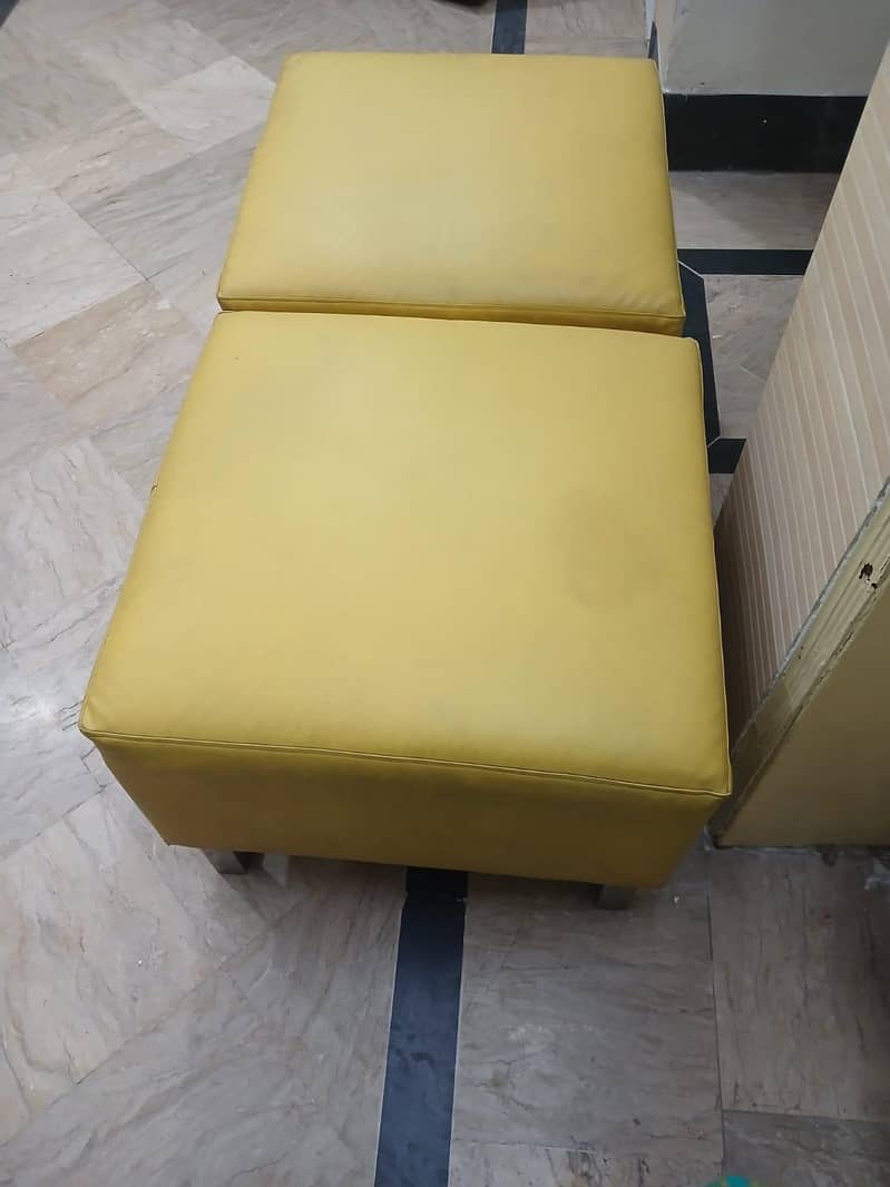 Cube-shaped metal-framed stool 2