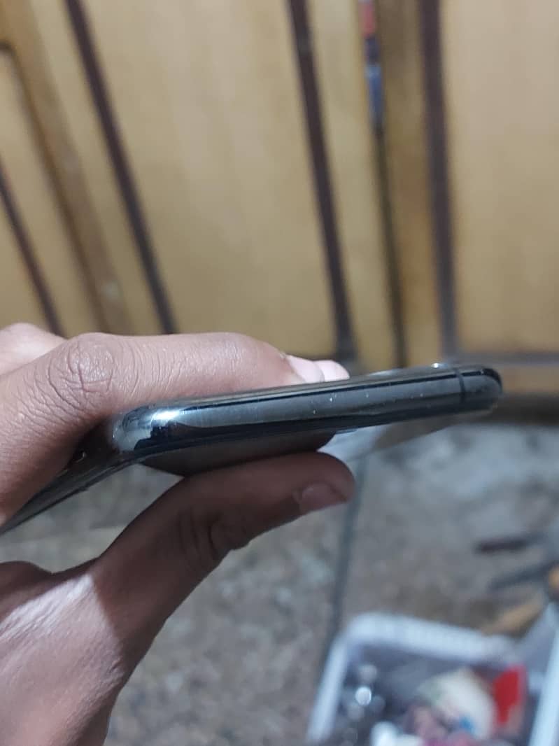 Apple iPhone 11 Pro Max 4