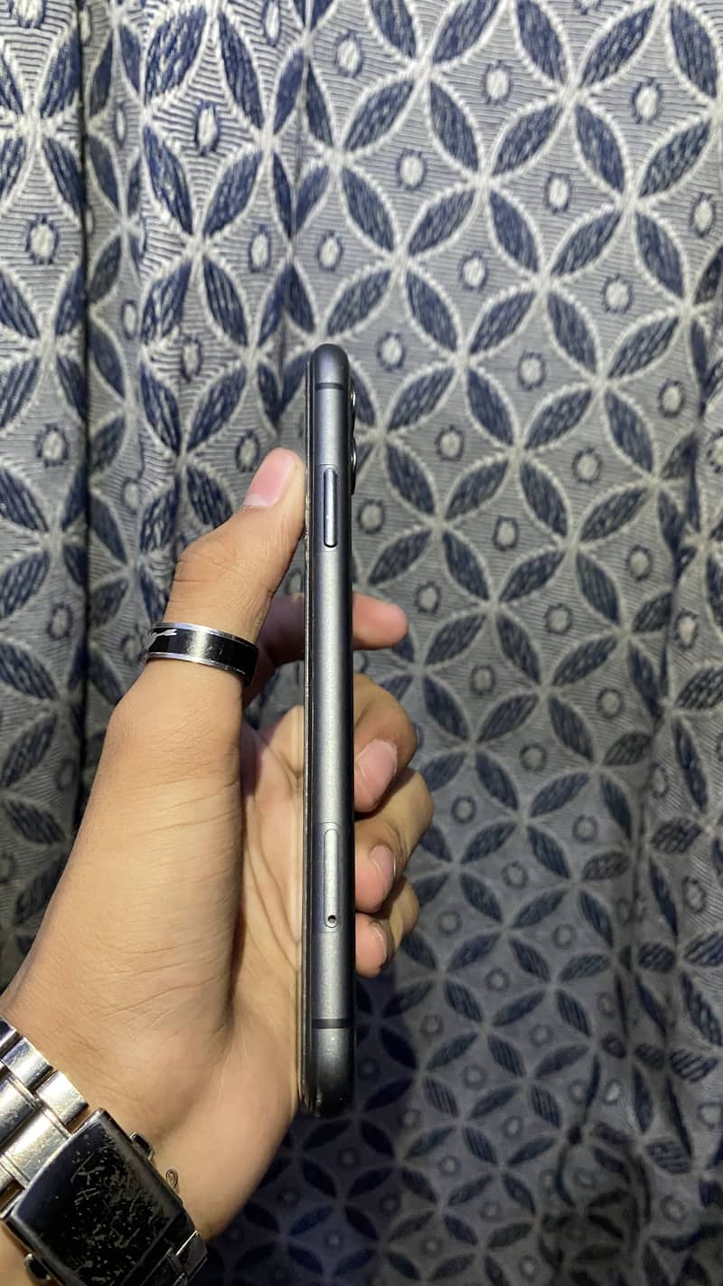 Apple iPhone 11 4