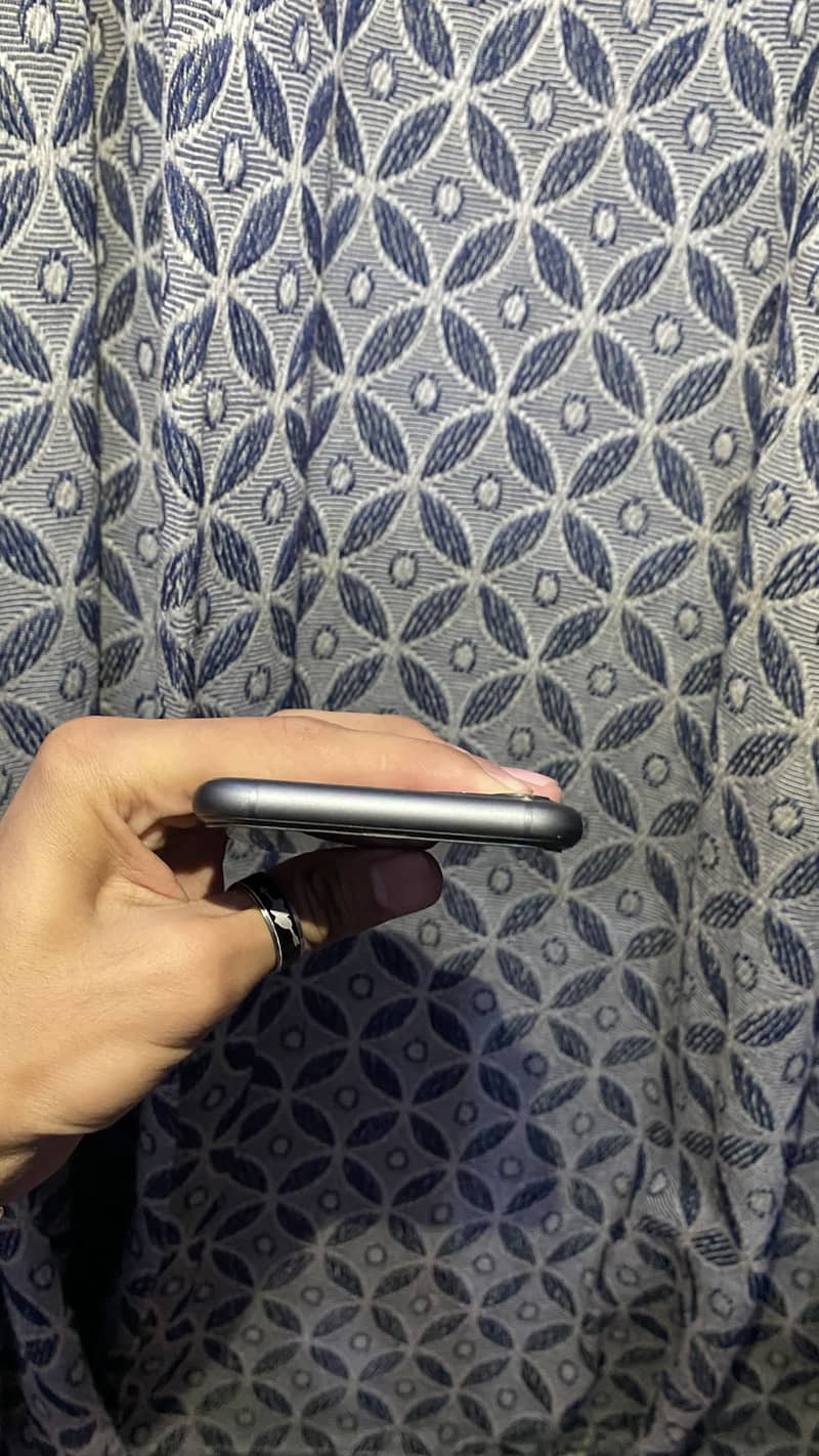 Apple iPhone 11 7