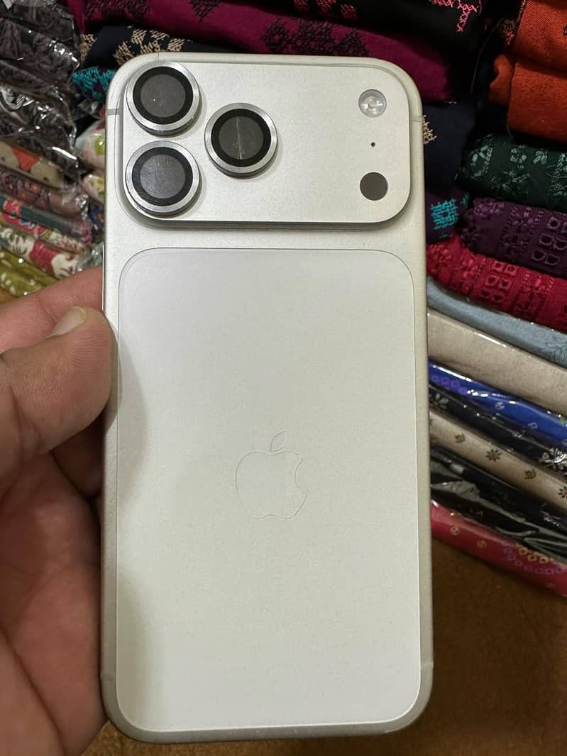 Apple iPhone 17 Pro Max 4
