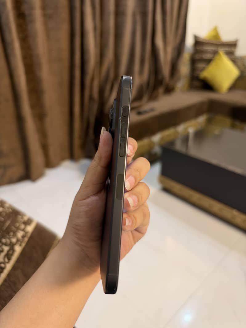 Apple iPhone 16 Pro Max jv 3