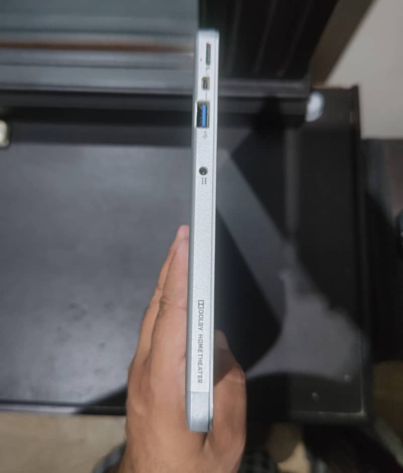 Acer Iconia W701 Tablet Computer 3