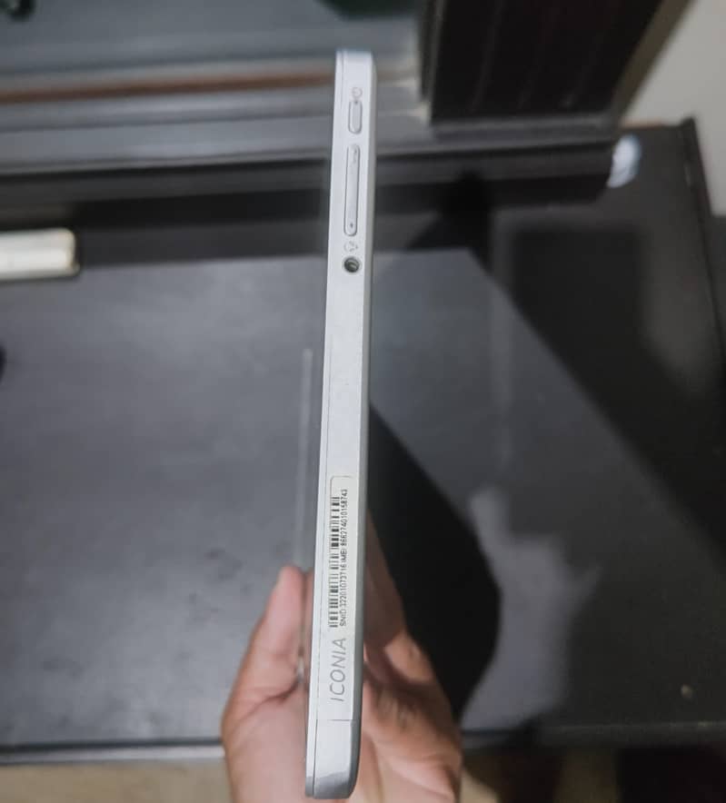 Acer Iconia W701 Tablet Computer 4