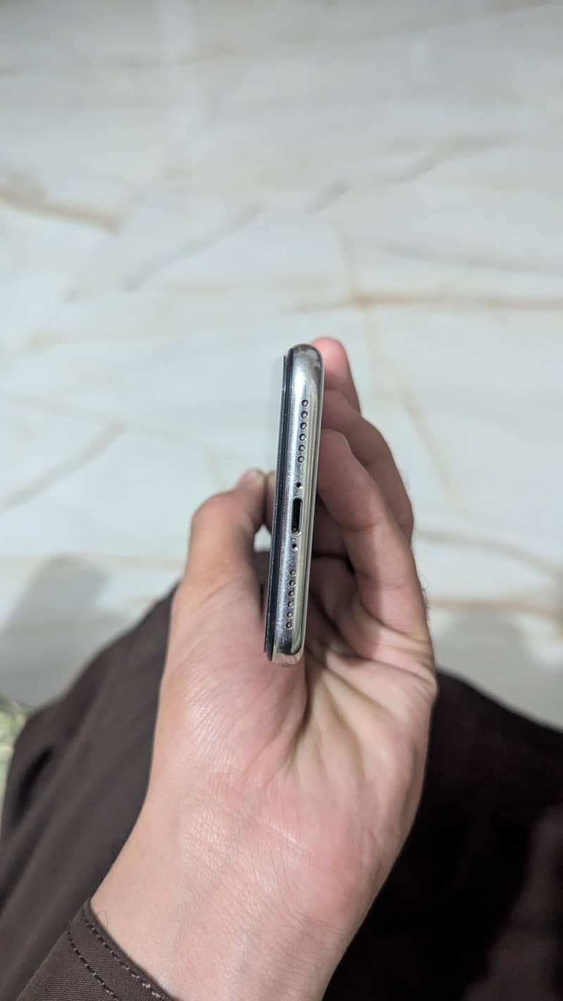 Apple iPhone X 4