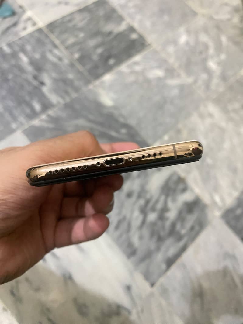 Apple iPhone XS Max 3