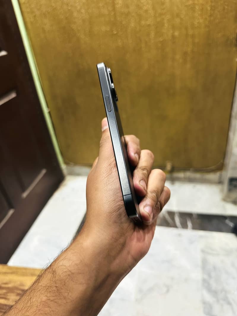 Apple iPhone 15 Pro Max 4