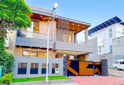 10 Marla Beautiful Family House Available for Rent