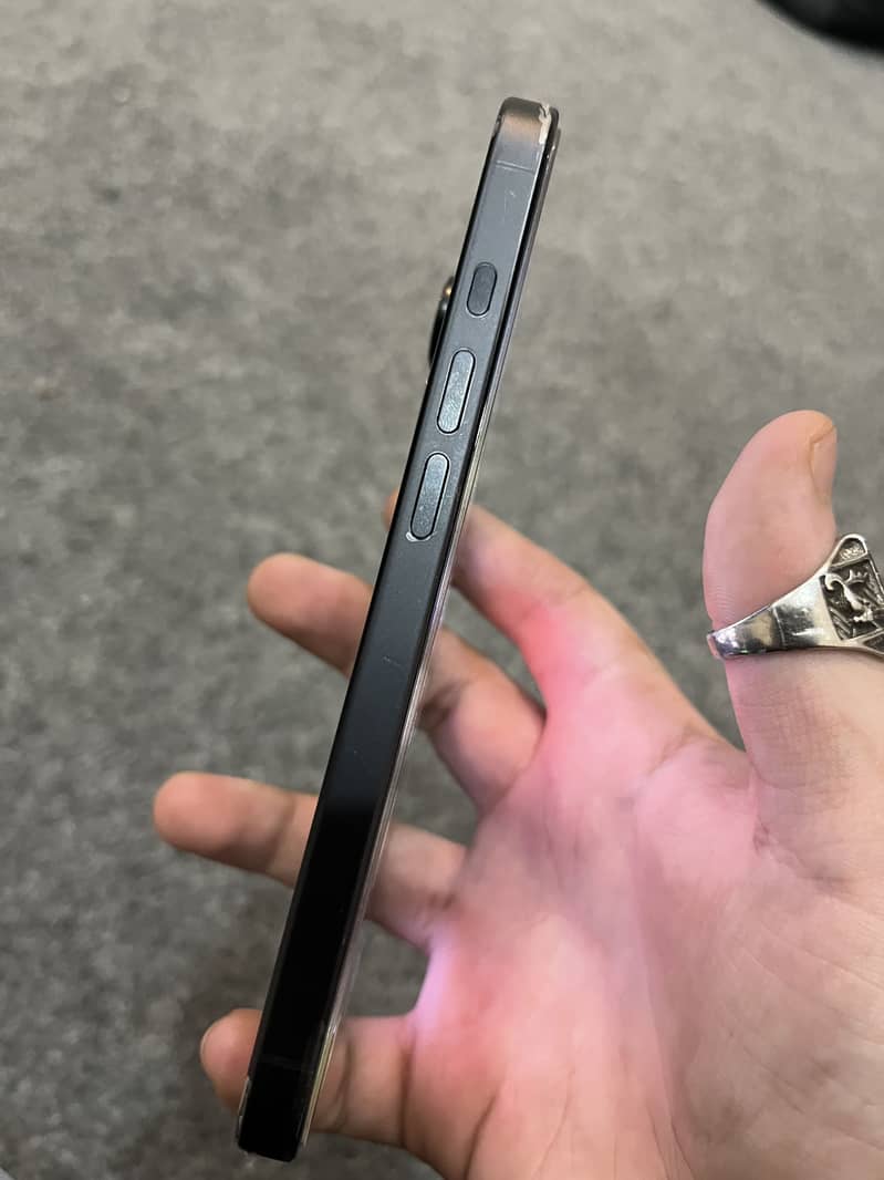 Apple iPhone 16 Pro 3