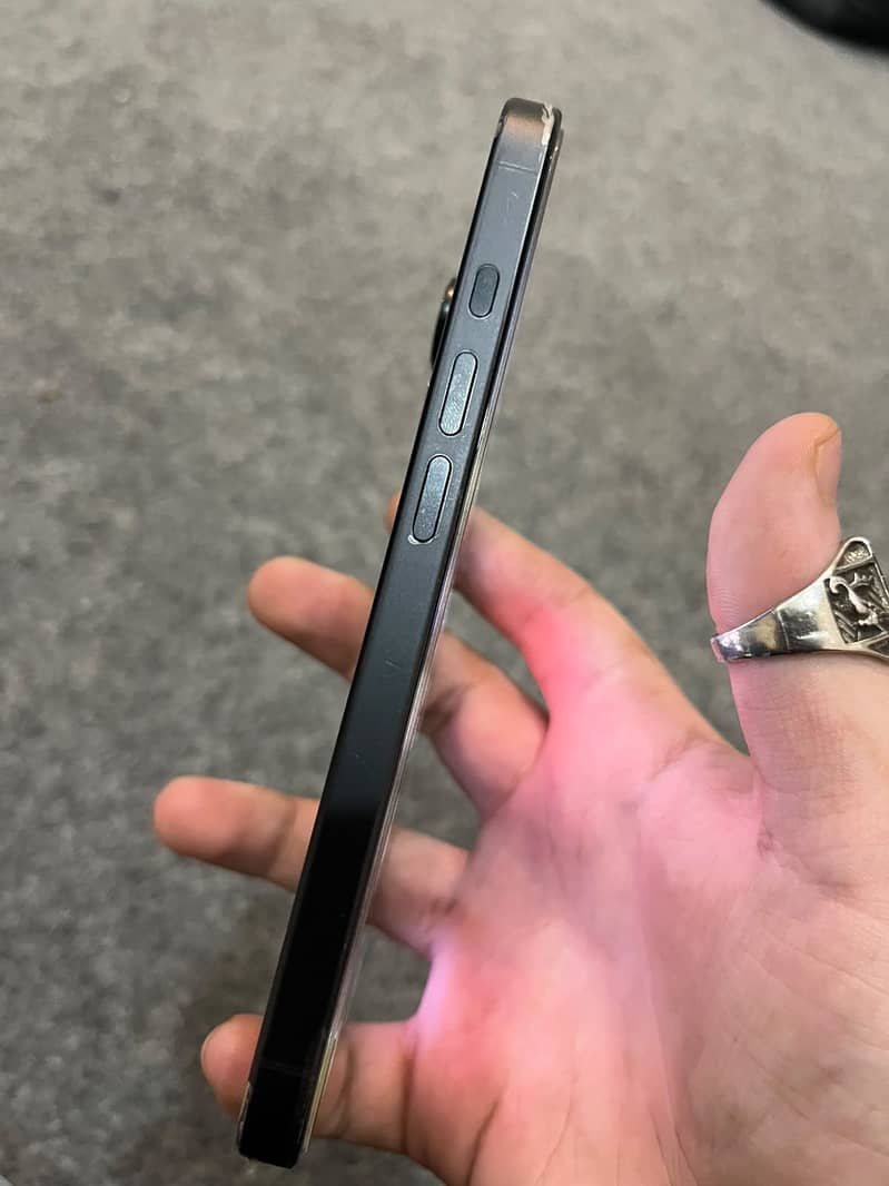 Apple iPhone 16 Pro 9