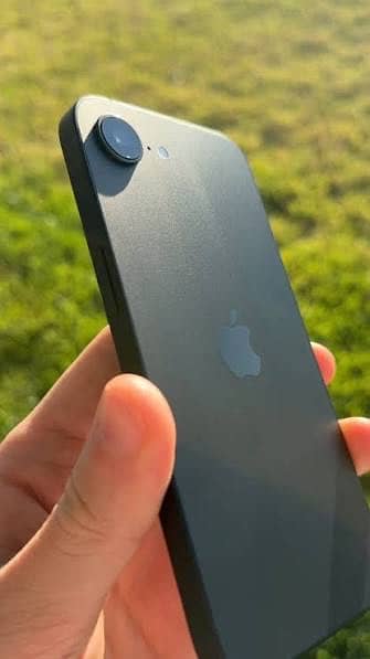 Apple iPhone 16 e with box 4