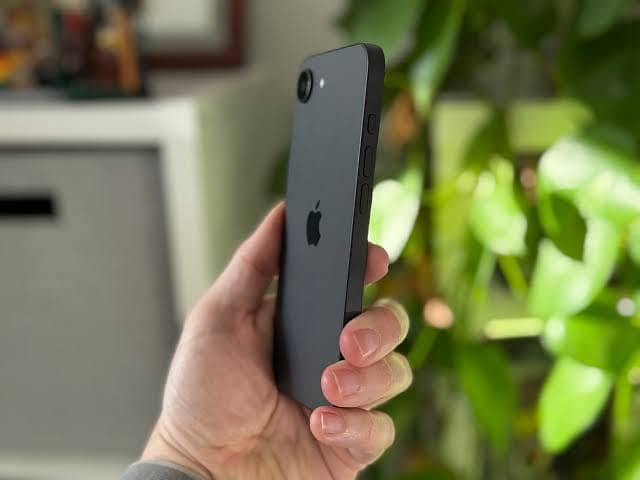 Apple iPhone 16 e with box 9