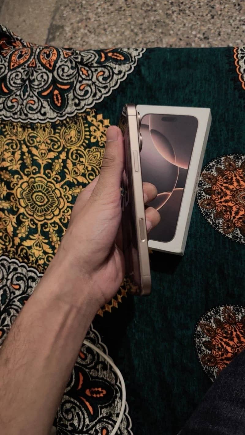 Apple iPhone 16 Pro Max 1