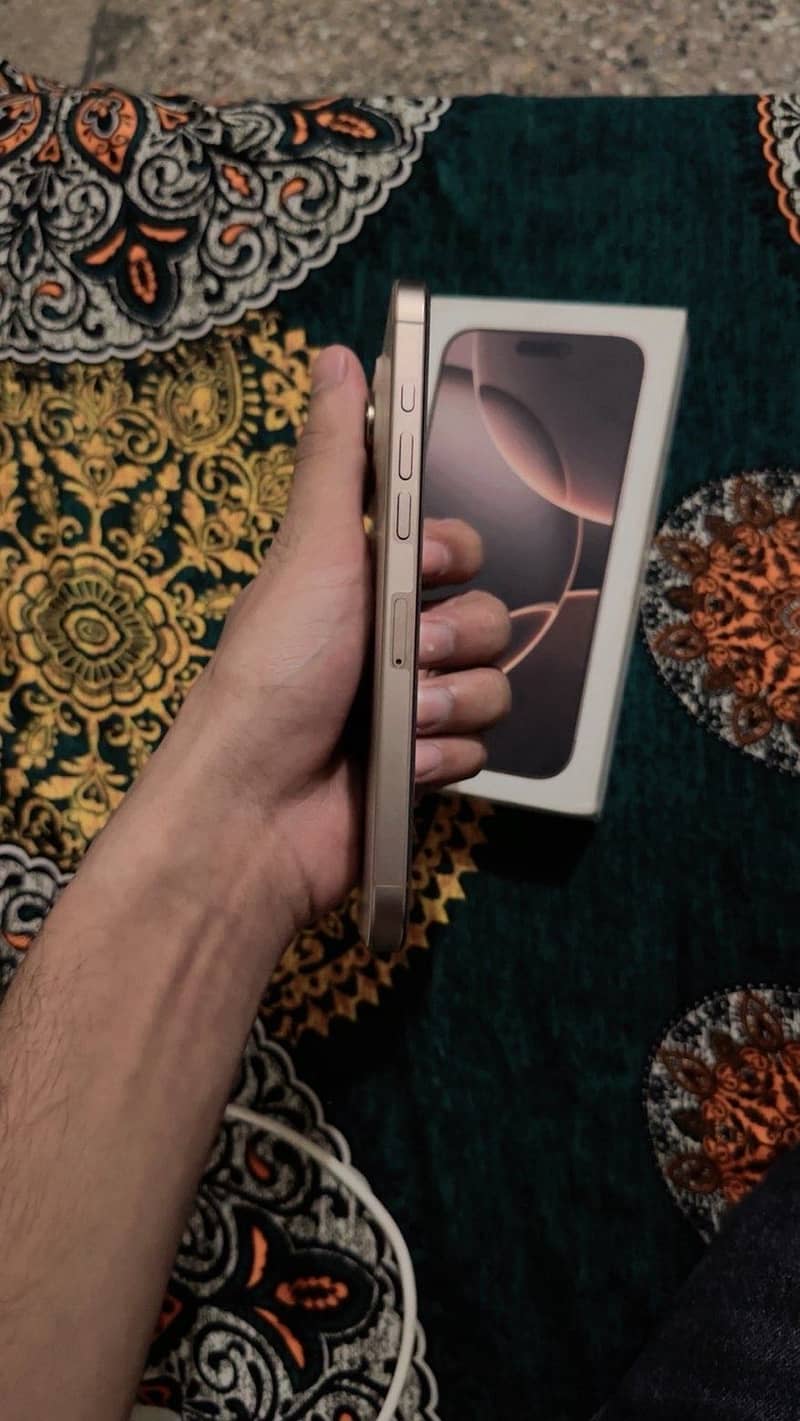 Apple iPhone 16 Pro Max 3