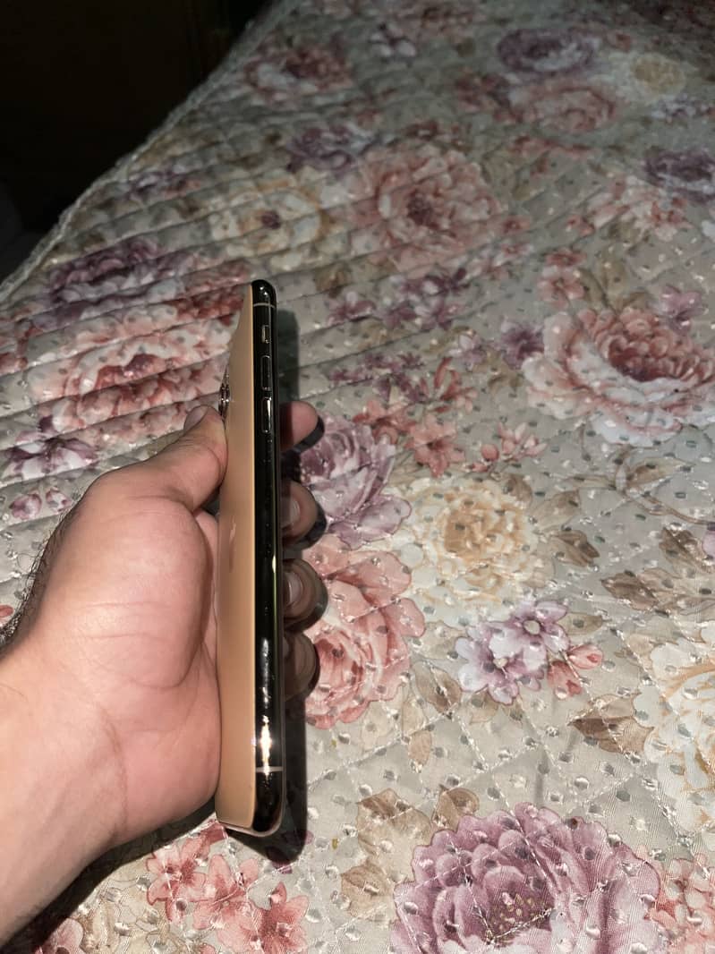 Apple iPhone 11 Pro Max 2