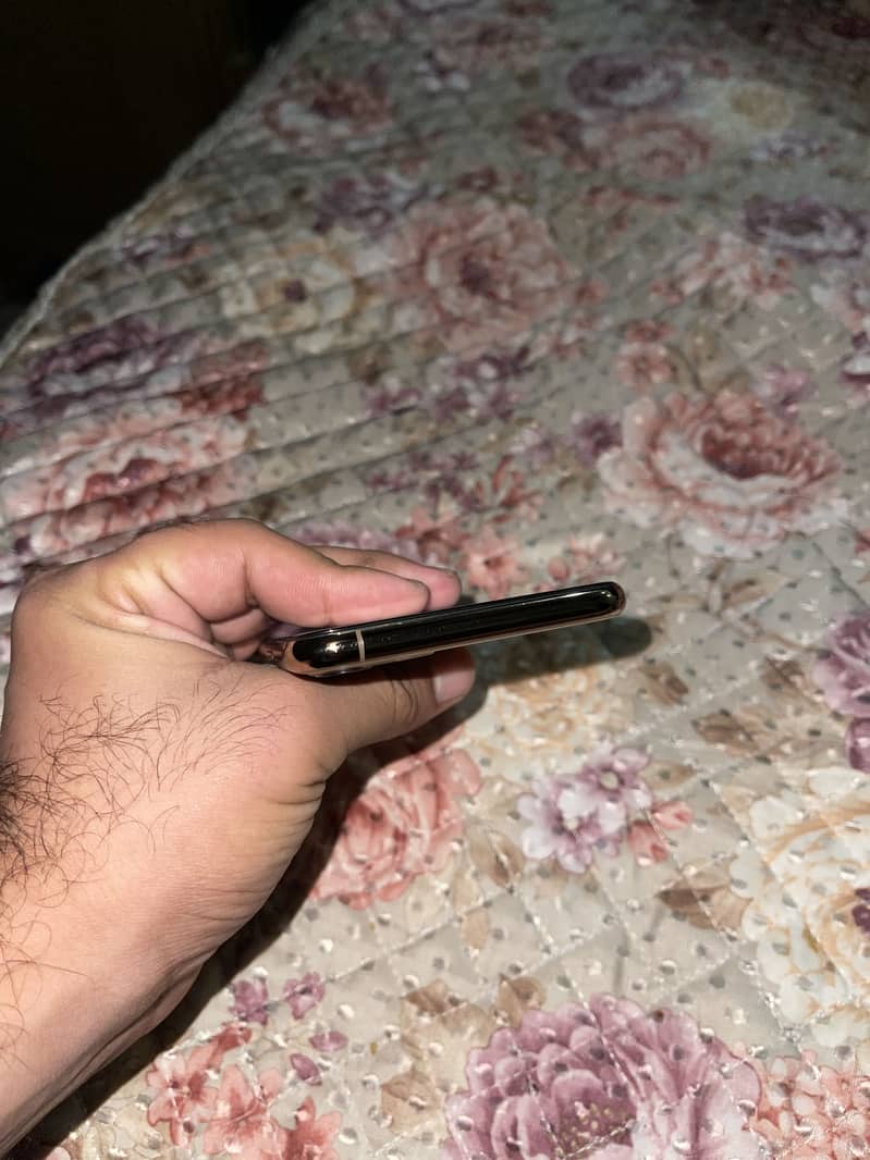 Apple iPhone 11 Pro Max 4