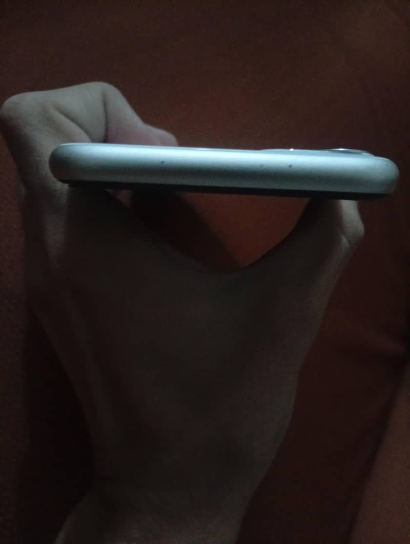 Apple iPhone 11 4
