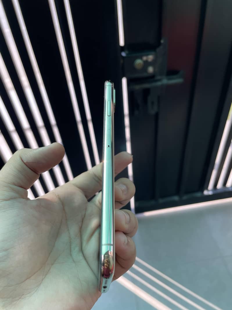 Apple iPhone XS Max 9