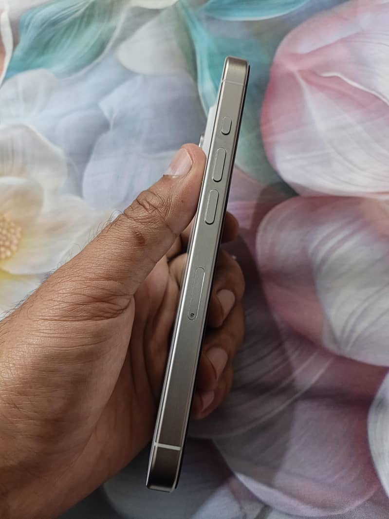 Apple iPhone 15 Pro 3