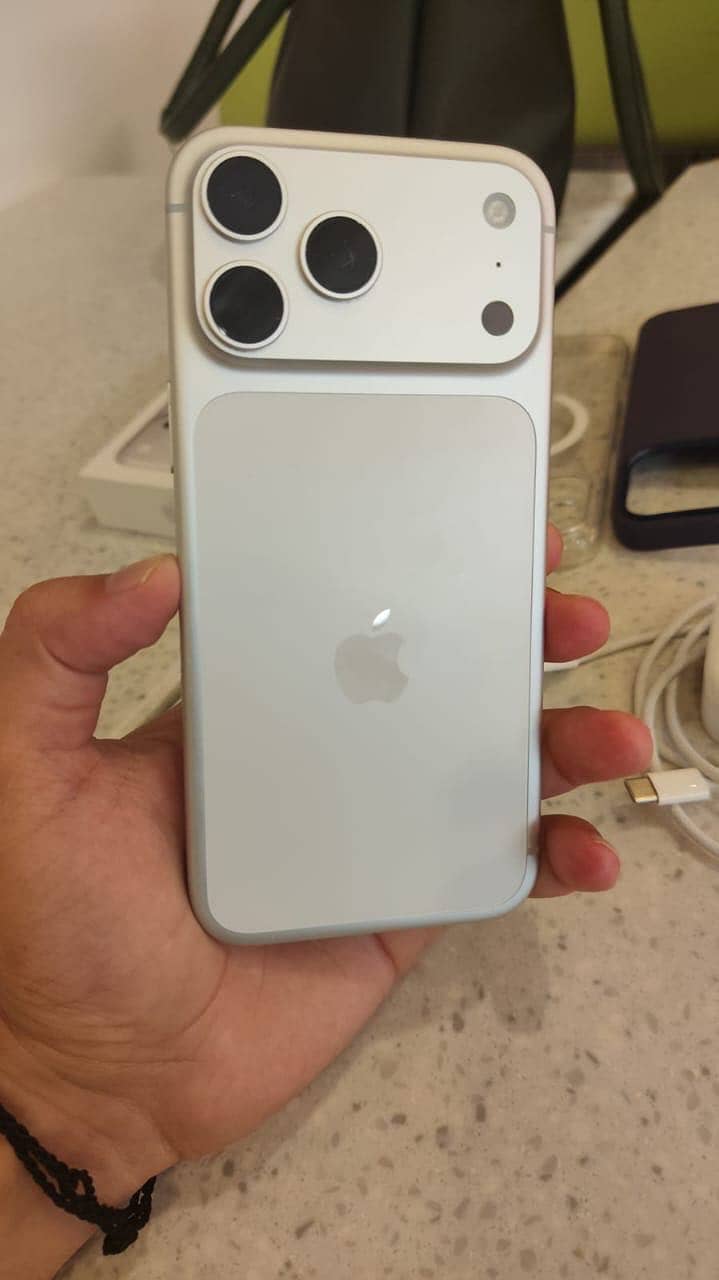 Apple iPhone 17 Pro Max 0